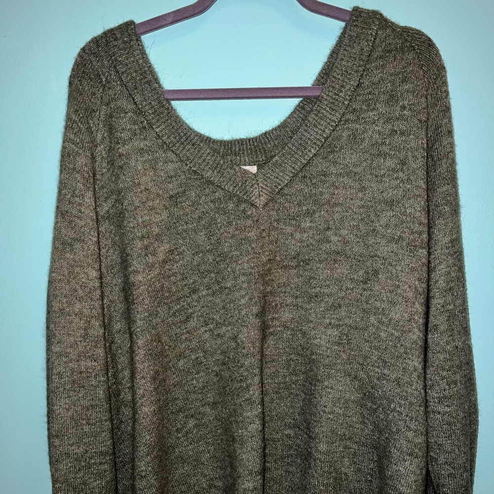 H&M DEEP V SWEATER, FOREST GREEN, RUNS LARGE